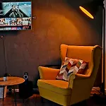 Self Check-in Free Parking Near Metro Stations And Bus Westside S6 Апартаменти