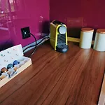Апартаменти Self Check-in Free Parking Near Metro Stations And Bus Westside S6 Бухарест