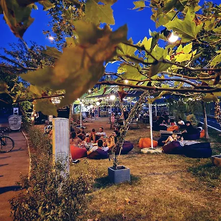 Self Check-in Free Parking Near Metro Stations And Bus Westside S6 בוקרשט