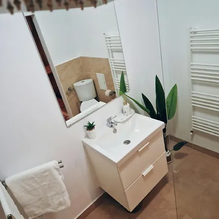 Self Check-in Free Parking Near Metro Stations And Bus Westside S6 * Бухарест