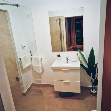 Self Check-in Free Parking Near Metro Stations And Bus Westside S6 *