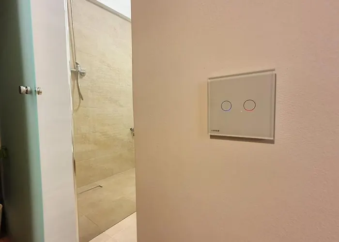 Self Check-in Free Parking Near Metro Stations And Bus Westside S6 *