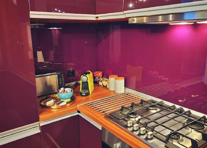 Self Check-in Free Parking Near Metro Stations And Bus Westside S6 *