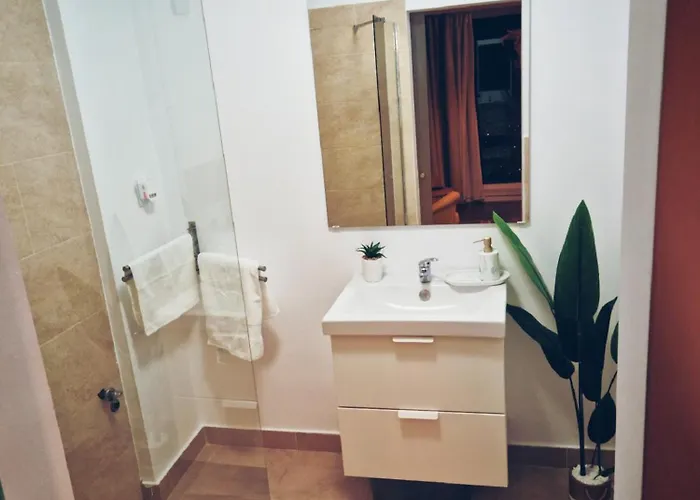 Self Check-in Free Parking Near Metro Stations And Bus Westside S6 *