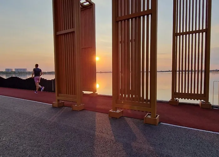 Self Check-in Free Parking Near Metro Stations And Bus Westside S6 * Бухарест