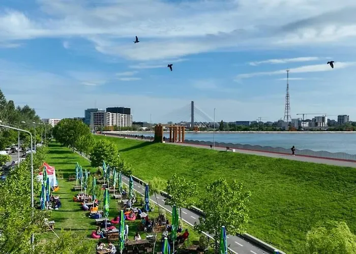 Self Check-in Free Parking Near Metro Stations And Bus Westside S6 *