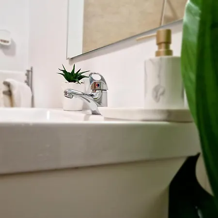 Self Check-in Free Parking Near Metro Stations And Bus Westside S6 Apartment