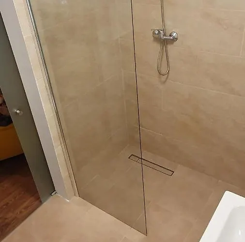 Self Check-in Free Parking Near Metro Stations And Bus Westside S6 * Bukarest