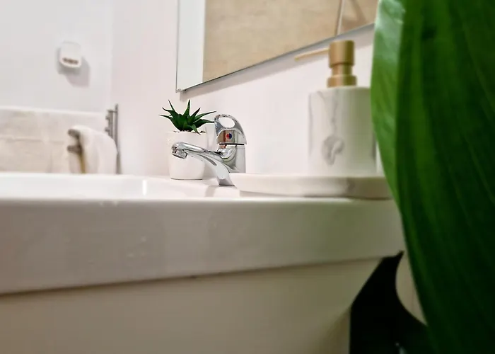 Self Check-in Free Parking Near Metro Stations And Bus Westside S6 Apartman